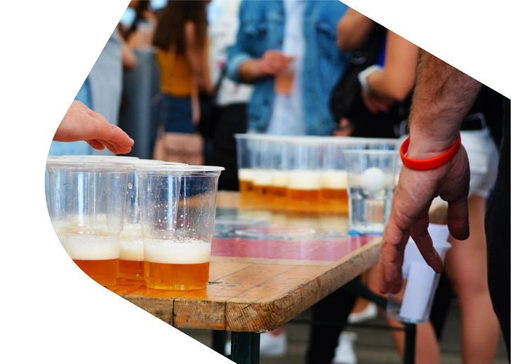 Bierpong Becher sind mit Bier gefüllt