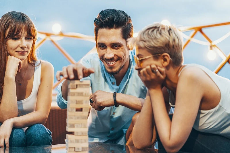 3 Freunde spielen das Jenga Trinskspiel