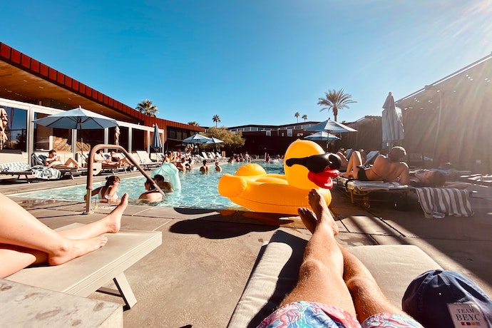 Mit einer aufblasbaren Beer Pong Luftmatratze hat man Spaß am Pool und im Meer
