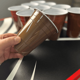 50 braune Plastikbecher