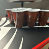50 braune Plastikbecher